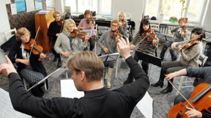 Orkestrą saugo mei­lė mu­zi­kai