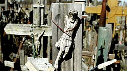 Kryžių kalnas ir gelbėja, ir gąsdina