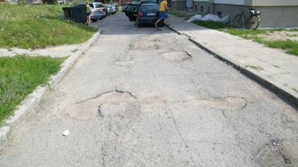 Gražėja daugiabučių kiemai