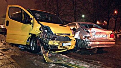 Girta vairuotoja taranavo stovintį automobilį