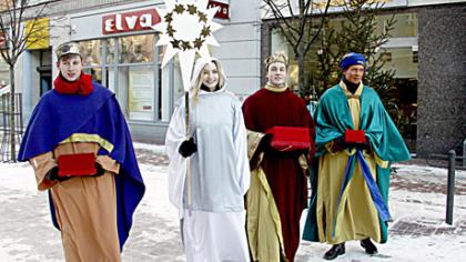 Trys karaliai sveikino praeivius