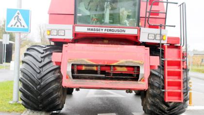 Žiedinę sankryžą įveikia ne kiekvienas mechanizatorius