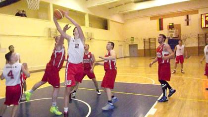 Pirmauja Kairių komanda