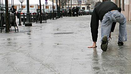 Lūžo kaulai ant slidžių šaligatvių