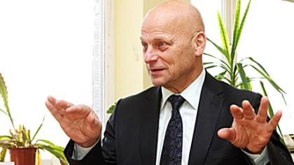 Teis­mai už­vers­ti by­lo­mis ir problemomis