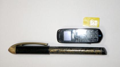 Miniatiūrinis telefonas į izoliatorių nepateko