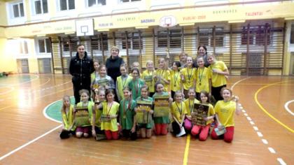 Mergaitės kovojo draugiškame futbolo turnyre
