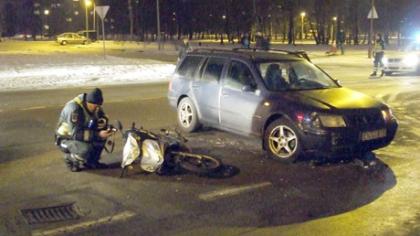 Automobilis susidūrė su motoroleriu