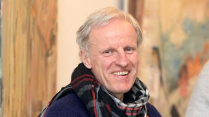 Tapytojas tapo teptuku, batu ir galva