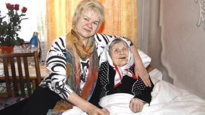 Šimtametė uždainavo apie sveikatėlę