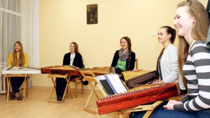 Saulėtos mergaitės šildo kanklių muzika