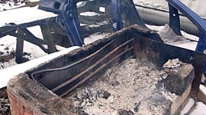Autoservise degintos pakuotės ir plastikas