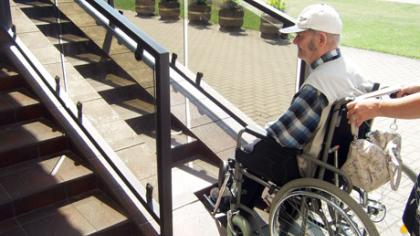 Kliūtys neįgaliesiems – net valstybinėse įstaigose