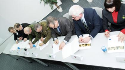 Pasirašyta septynšalė sutartis