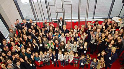 Jaunimas kviečia nupinti 250 tūkst. trispalvių draugystės apyrankių Lietuvai