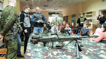 Kariai susitiko su moksleiviais