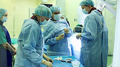 Atliktos pirmosios elektrokardiostimuliatoriaus implantavimo operacijos