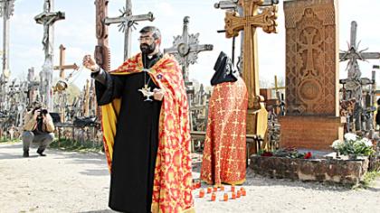 Armėnų aukas primins kryžius iš ąžuolo