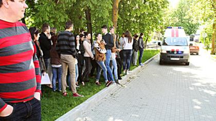 Studentai ir ugniagesiai mokėsi evakuacijos