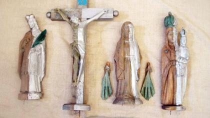 Restauratorių atkurtas koplytstulpis grįžo į savo vietą