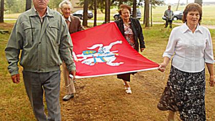 Piliakalnio papėdėje suplevėsavo Vyčio vėliava