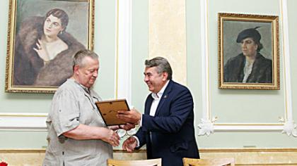 Ati­da­ry­ta mecenato do­va­no­tų pa­veiks­lų pa­ro­da