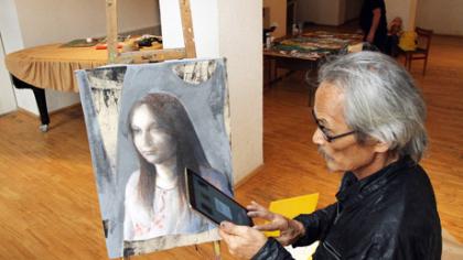 Me­ni­nin­kus ste­bi­na ty­la ir daug  ma­mų