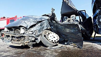 Susidūrus su vilkiku, žuvo lengvojo automobilio vairuotojas
