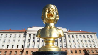 Peticija ragina perkelti „verkiančią mergaitę“