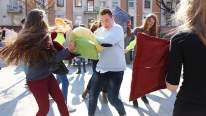 Atsikratyti streso padeda pagalvių mūšis