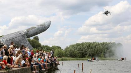 Ežero ban­gas kė­lė pa­sie­nie­čių sraig­tas­par­nis