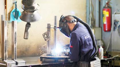 Į darbuotojų sveikatą investavo šimtus tūkstančių, tačiau visų užsakymų atlikti nespėja