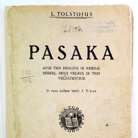 Res­tau­ruo­ta Šiau­lių ap­skri­ties Po­vi­lo Vi­šins­kio vie­šo­sios bib­lio­te­kos 1921 me­tais iš­leis­ta Le­vo Tols­to­jaus kny­ga „Pa­sa­ka apie tris bro­lius ir ne­bi­lę se­se­rį, se­ną vel­nią ir tris vel­niūkš­čius“.