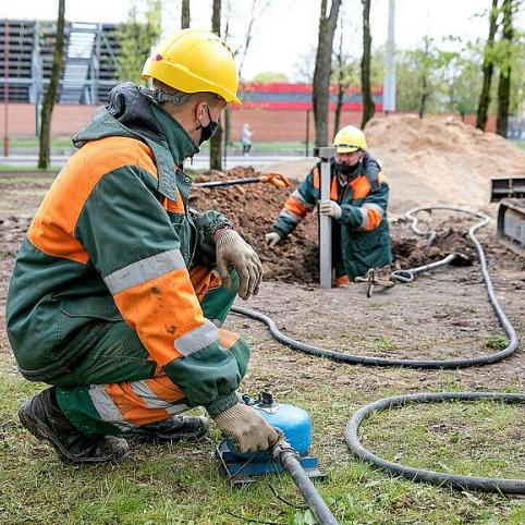 Miesto apšvietimo tinklo rekonstrukcija vykdoma iš esmės, keičiant nusidėvėjusius kabelius, įrengiant naujas apšvietimo atramas bei LED žibintus. 