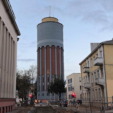 Atsinaujinusio vandentiekio bokšto sienoje atidengtas ir sutvarkytas istorinis raudonų plytų kryžius.