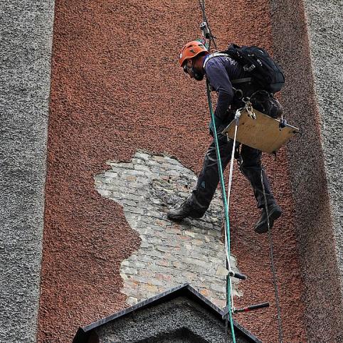 Ardant tinką, atvertas kryžiaus ženklas, aplipęs storo cemento sluoksniu.