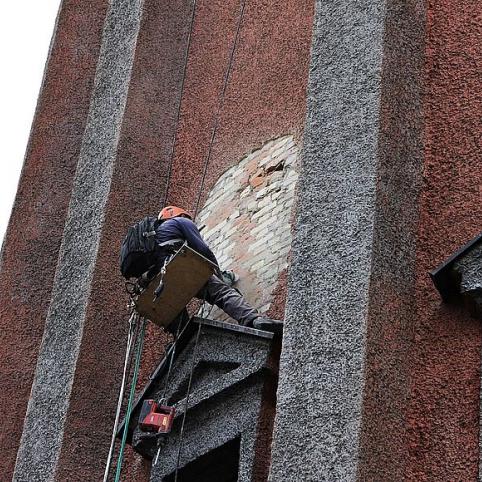 Vietomis kryžius buvo  apgadintas, patrupėjusiomis plytomis, rasta įmūryta geltonų plytų, sutvirtintų cementu.