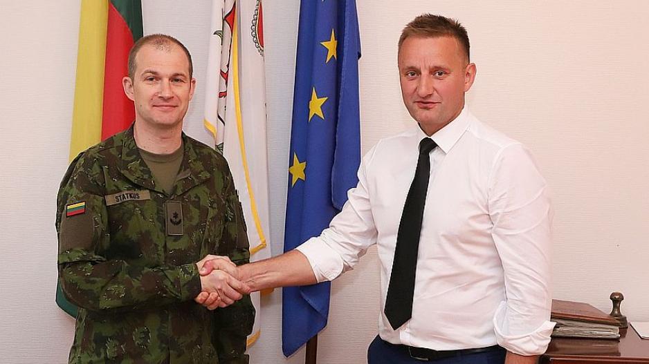KASP Prisikėlimo apygardos 6-osios rinktinės vadas M. Statkus ir Šiaulių miesto meras A. Visockas KASP Prisikėlimo apygardos 6-osios rinktinės vadas M. Statkus ir Šiaulių miesto meras A. Visockas