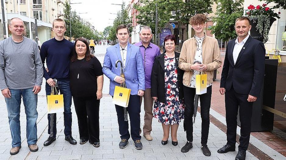 Į susitikimą su miesto meru atvyko geriausiai valstybinius brandos egzaminus išlaikę abiturientai